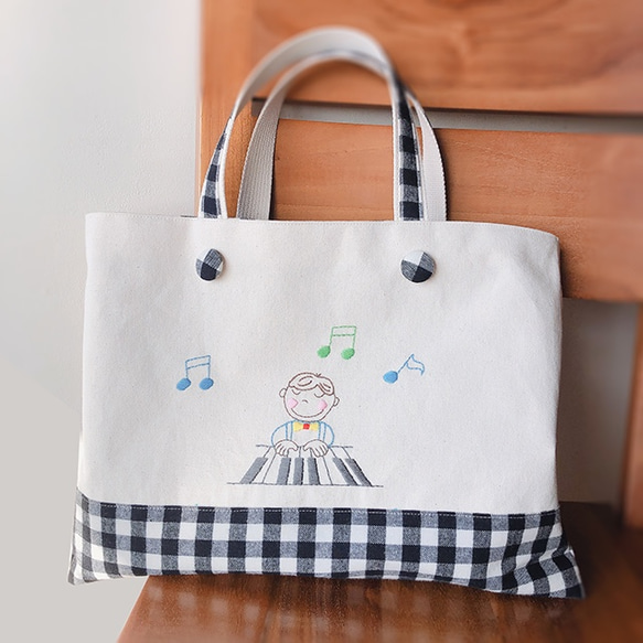 Creema限定　お名前いれます★手刺繍 レッスンバッグ〈ピアノチェック〉 1枚目の画像