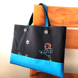 ★お名前いれます★手刺繍レッスンバッグ〈サッカーboy_黒〉 2枚目の画像