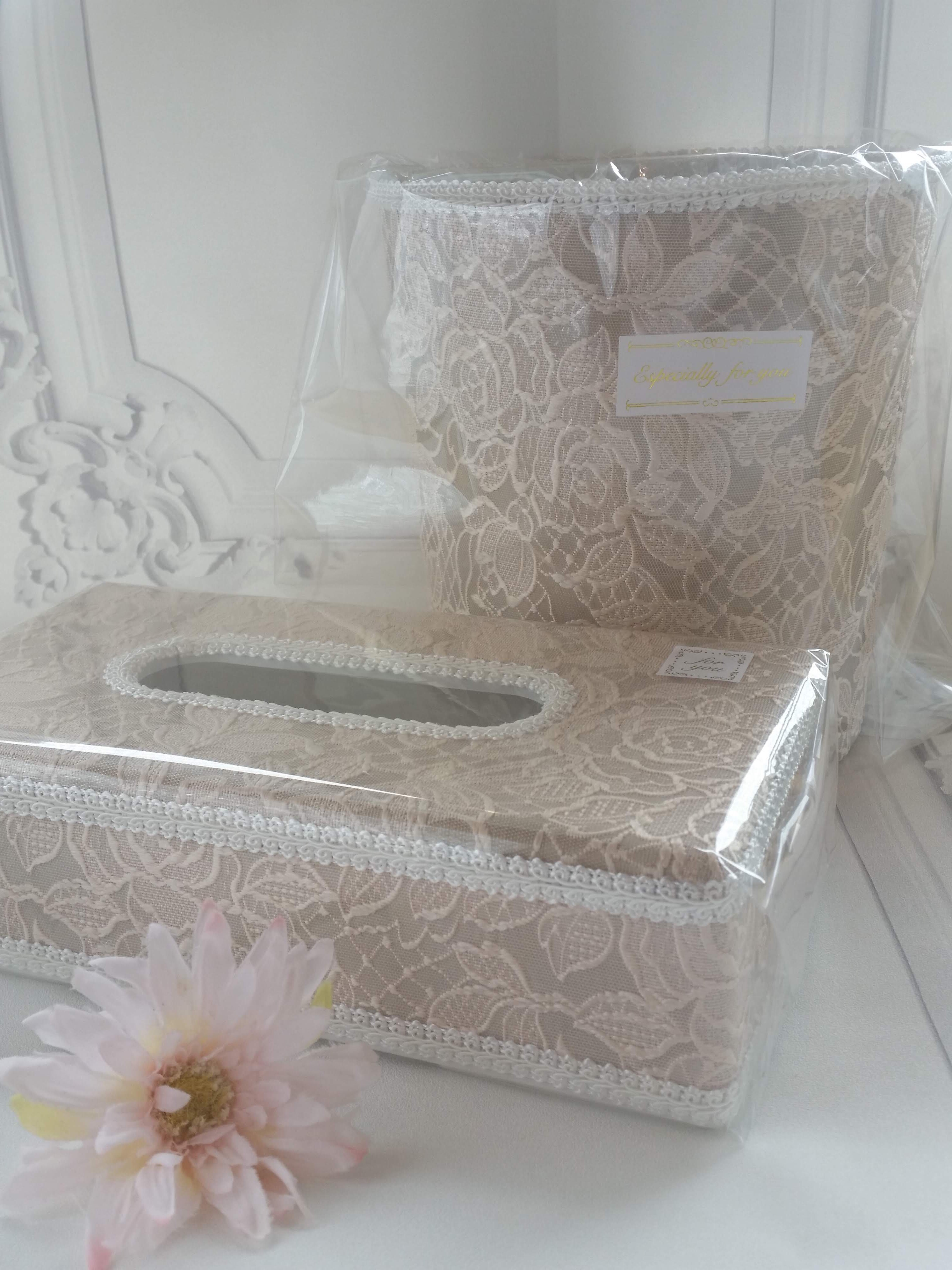 丸いボックスとティッシュケース