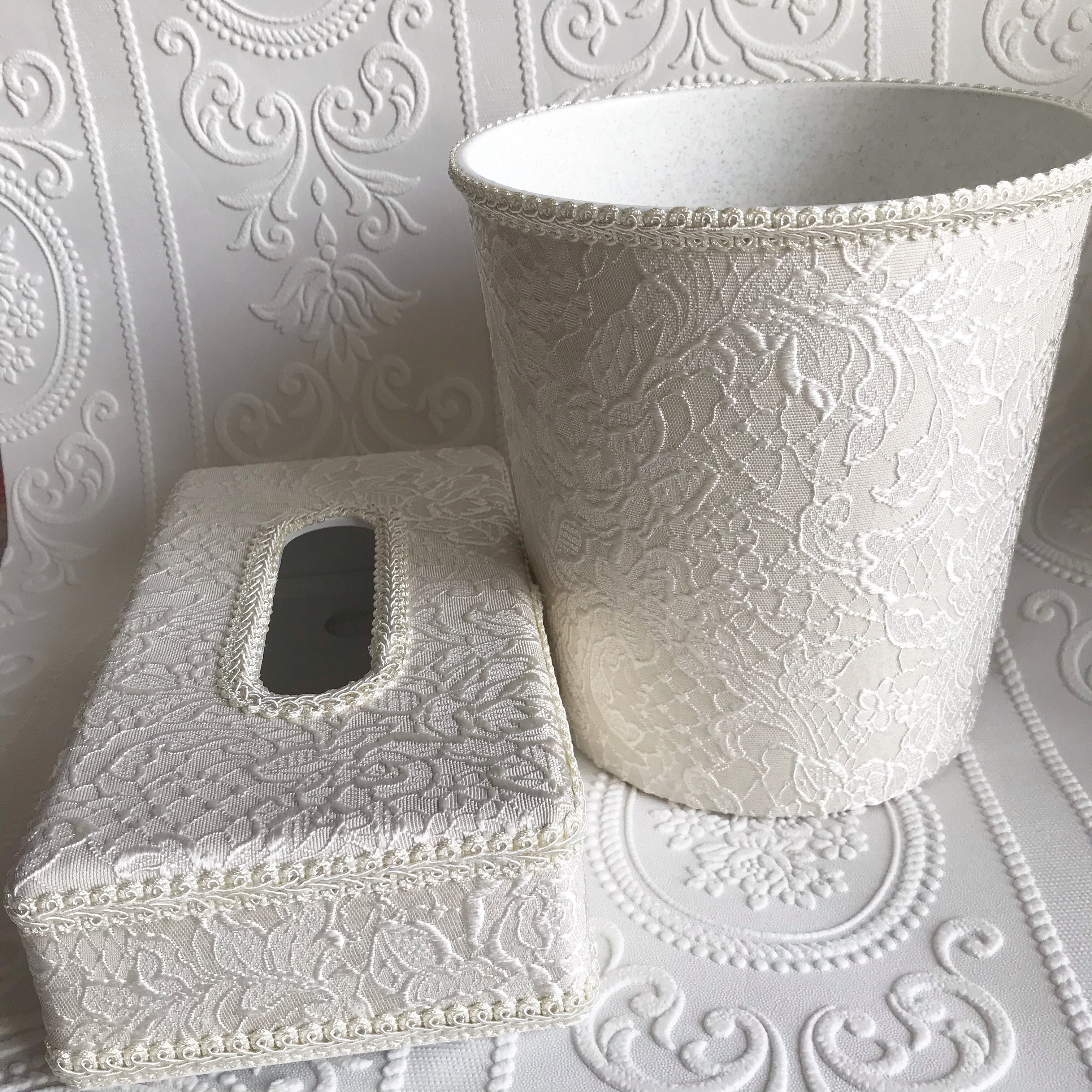 丸いボックスとティッシュケース