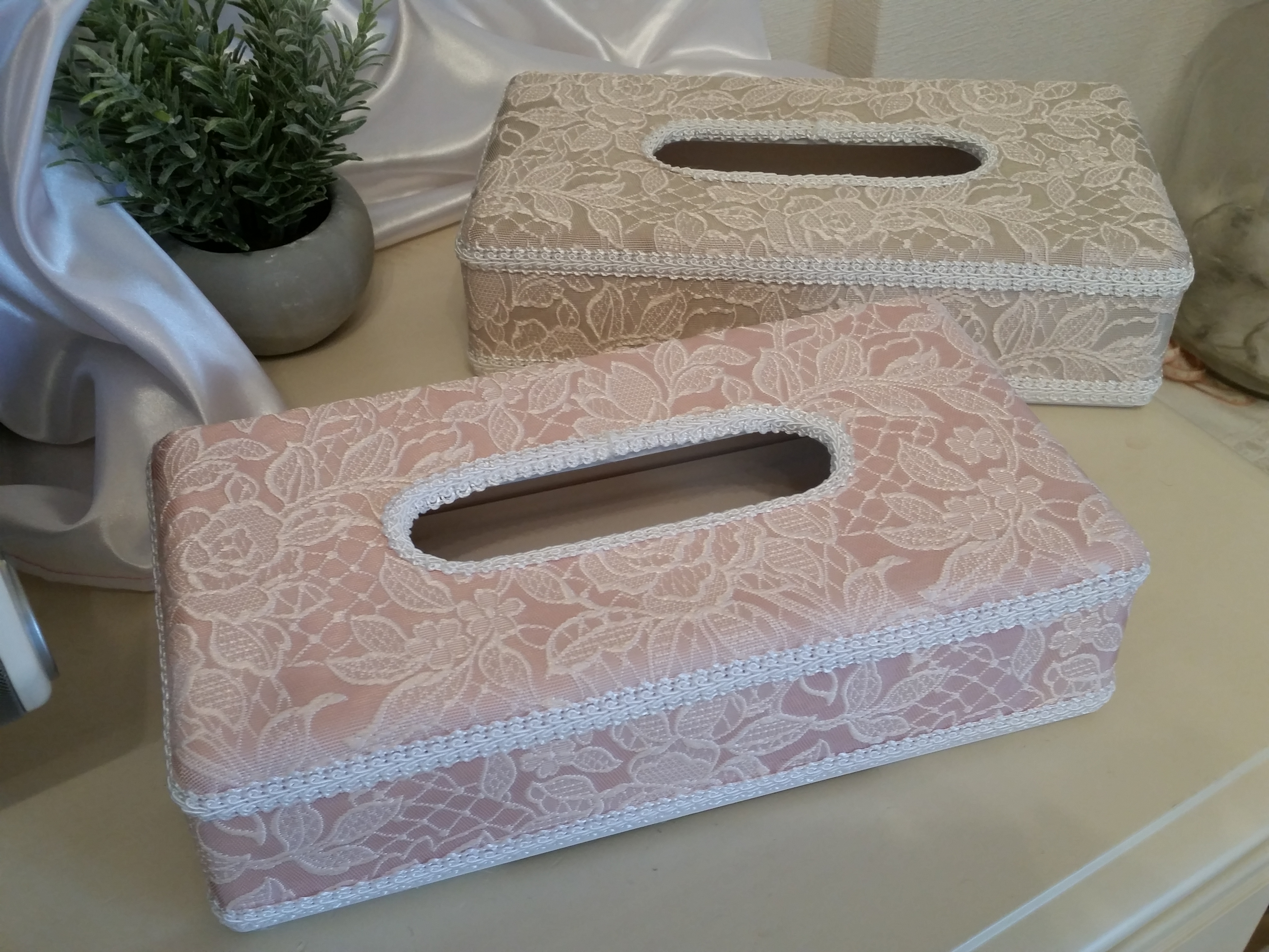 丸いボックスとティッシュケース