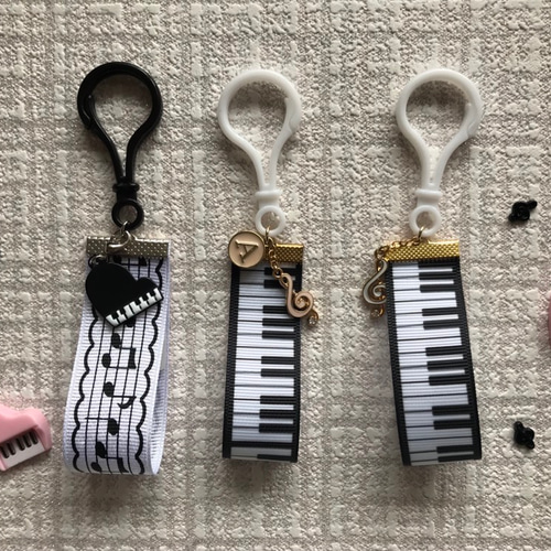 pianomama様オーダー品　キーホルダー ピアノ鍵盤や楽譜柄のリボンキーホルダー キーホルダー Mimi