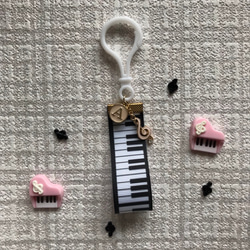ピアノ鍵盤や楽譜柄のリボンキーホルダー 2枚目の画像