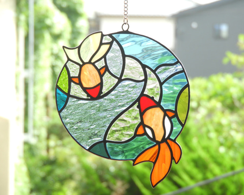 ステンドグラス／サンキャッチャー 「空を泳ぐ金魚 (5)」 サン