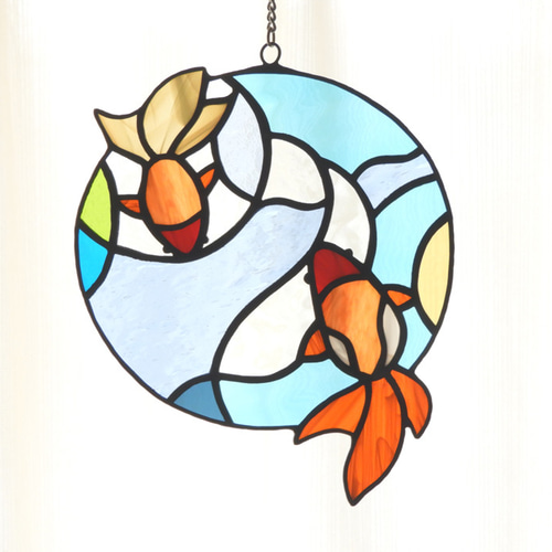 ステンドグラス／サンキャッチャー 「空を泳ぐ金魚 (5)」 サン