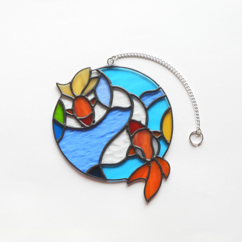 ステンドグラス／サンキャッチャー 「空を泳ぐ金魚 (5)」 サン