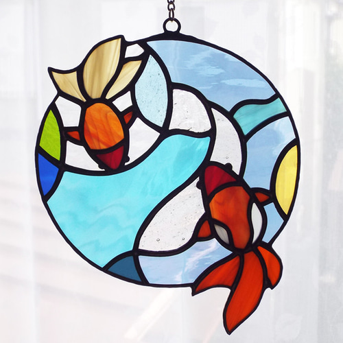 ステンドグラス「空を泳ぐ金魚 (3)」 サンキャッチャー glass