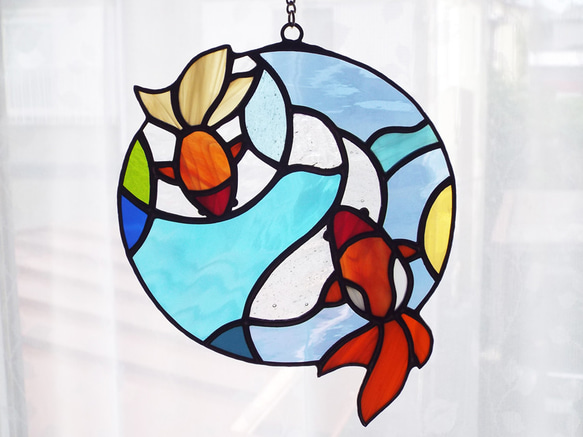 ステンドグラス　金魚　パネル　サンキャッチャー ステンドグラス「空を泳ぐ金魚 (3)」 サンキャッチャー glass かぜのと