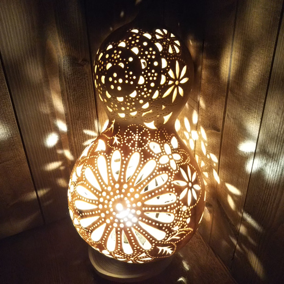天然のひょうたんランプにLEDの台付きます 天然のひょうたんランプとLEDライト台付き