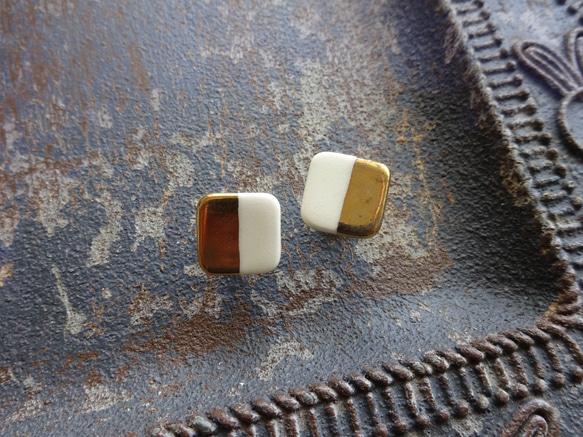 金色方形雙色耳環/耳環（白色） 第1張的照片