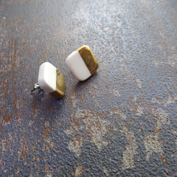 金色方形雙色耳環/耳環（白色） 第3張的照片