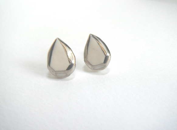 銀彩jewel cut pierce (pairshape 白） 1枚目の画像