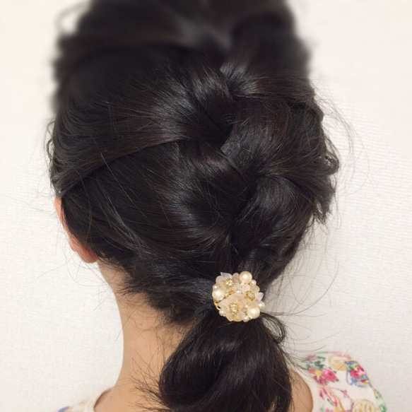 ＊white flowers ヘアゴム＊ 2枚目の画像