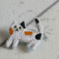 刺繍のブローチ　ねこ　ミケ 5枚目の画像