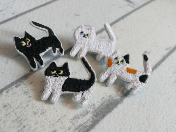 刺繍のブローチ　ねこ　黒猫 3枚目の画像