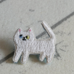 刺繡胸針貓白貓 第2張的照片