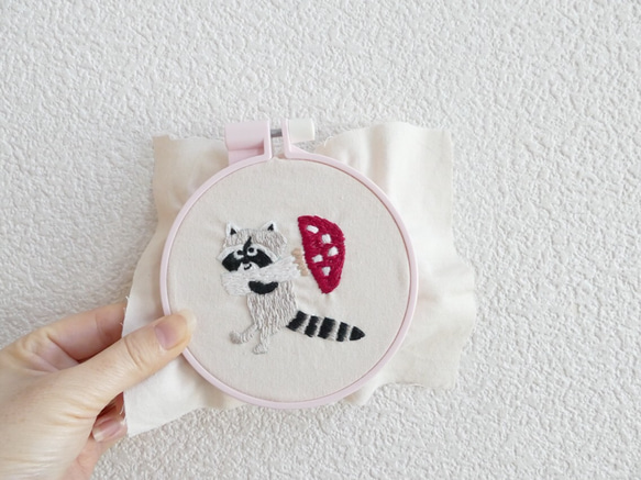 刺繍のブローチ　アライグマときのこ 2枚目の画像