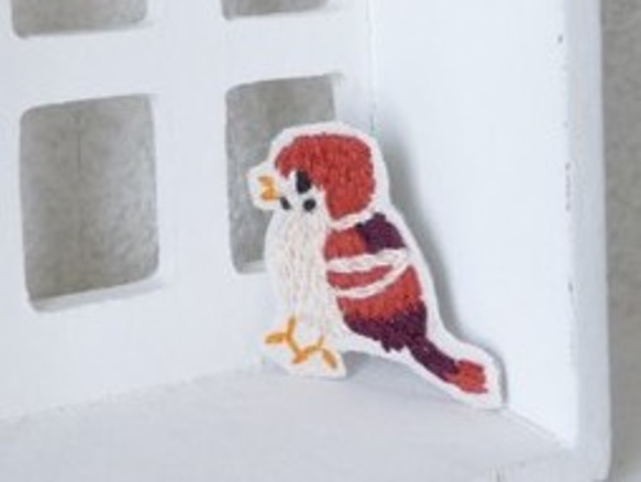 刺繍のブローチ　スズメ 2枚目の画像