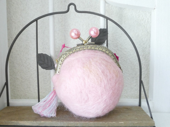 羊毛氈帽長尾小鸚鵡寶貝粉紅色 第3張的照片