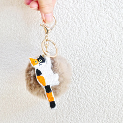 毛皮包飾物米色刺繡印花布貓 第1張的照片