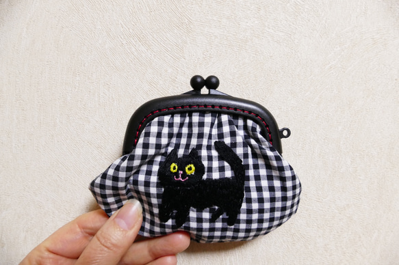 刺繍のがま口 ギンガムチェック 黒猫 1枚目の画像