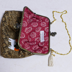 刺繍のショルダーがま口 三毛猫 かぎ針編み柄 4枚目の画像