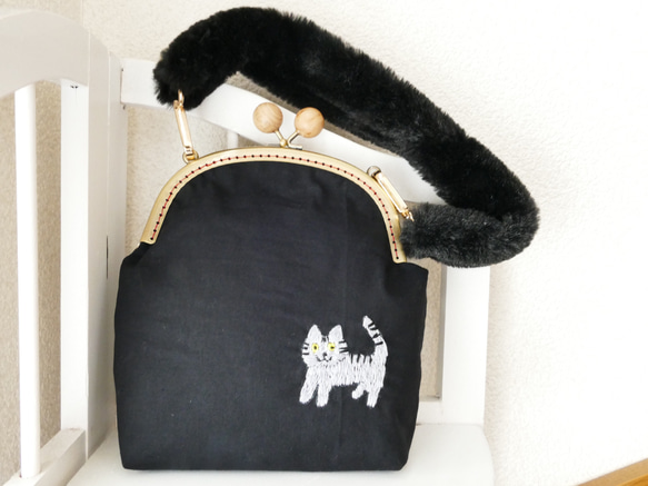 刺繍のハンドバッグがま口 黒 サバトラ ファーストラップ 1枚目の画像