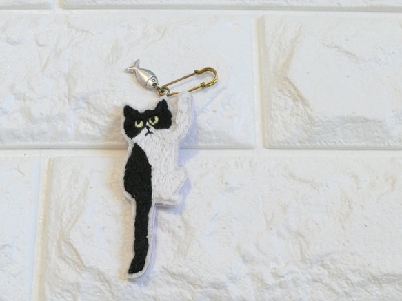 刺繍のストールピン ハチワレ猫 1枚目の画像