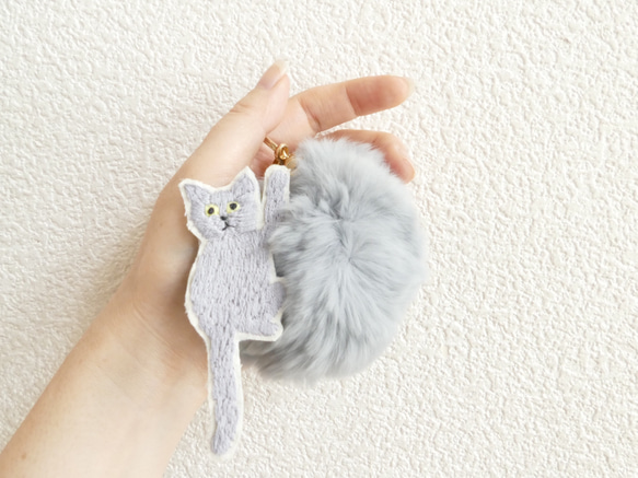 【ゆいまま様オーダー品】ファーバッグチャーム刺繍のグレー猫パーツ 1枚目の画像