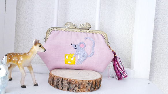 刺繍のネズミがまぐち ネズミとチーズ ピンク 2枚目の画像