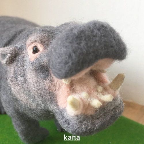 とても大きい ハンドメイド 羊毛フェルト カバぬいぐるみ フリル付き