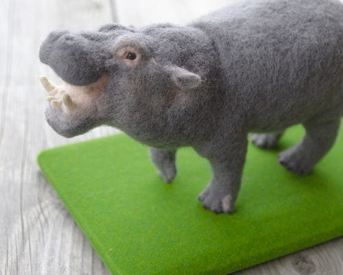とても大きい　ハンドメイド 羊毛フェルト カバぬいぐるみ フリル付き とても大きい ハンドメイド 羊毛フェルト カバぬいぐるみ フリル