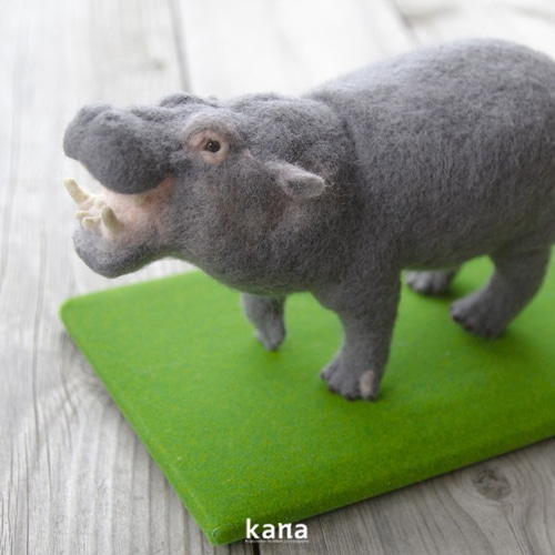 とても大きい ハンドメイド 羊毛フェルト カバぬいぐるみ フリル付き