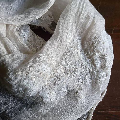 ETRO ☆ 激レア キラキラビーズの刺繍が入った大判スカーフ(値段交渉可能) ETRO ☆ 激レア キラキラビーズの刺繍が入った大判スカーフ(値段