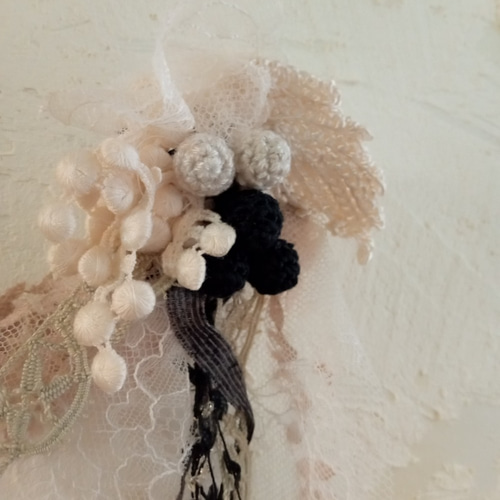 クシュクシュ レースと糸と 木の実のクロッシェコサージュ 