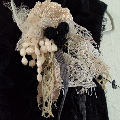 クシュクシュ レースと糸と 木の実のクロッシェコサージュ 