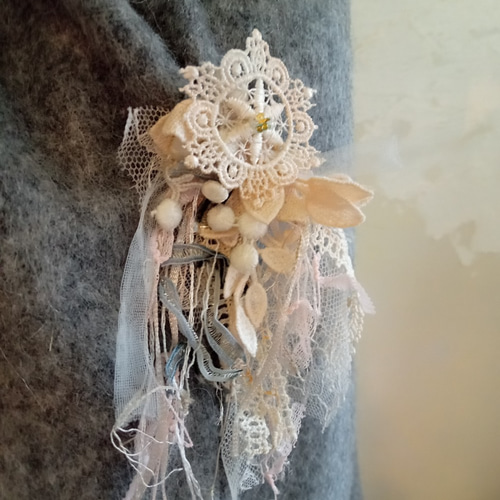 クシュクシュ レースと糸と 木の実のクロッシェコサージュ 