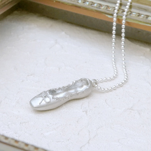 バレエシューズペンダントwhite ネックレス・ペンダント イトザクラ 