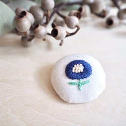 北欧のお花 刺繍 ブローチ 2枚目の画像