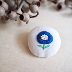 北欧のお花 刺繍 ブローチ2 3枚目の画像