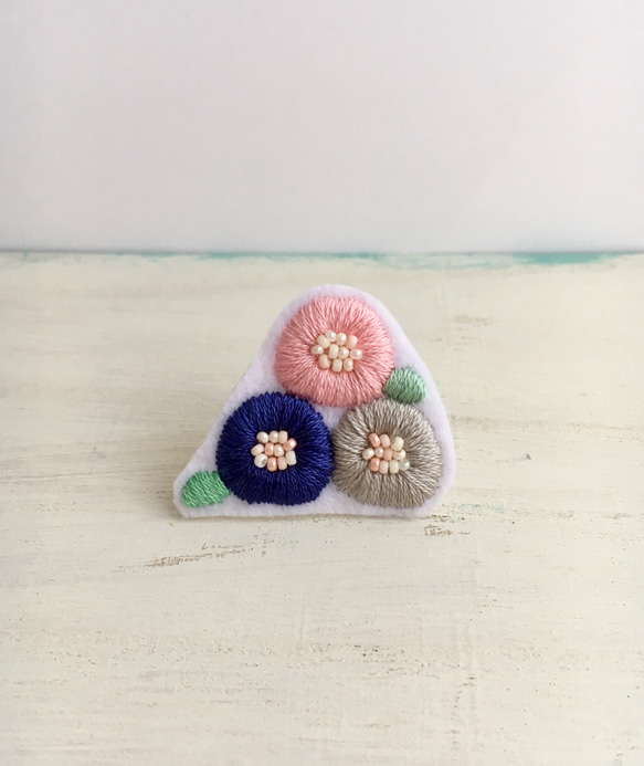 北欧 お花 刺繍 ブローチ 1枚目の画像