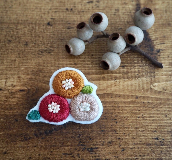 北欧 花 刺繍 ブローチ ボルドー 1枚目の画像