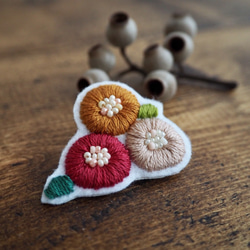 北欧 花 刺繍 ブローチ ボルドー 2枚目の画像