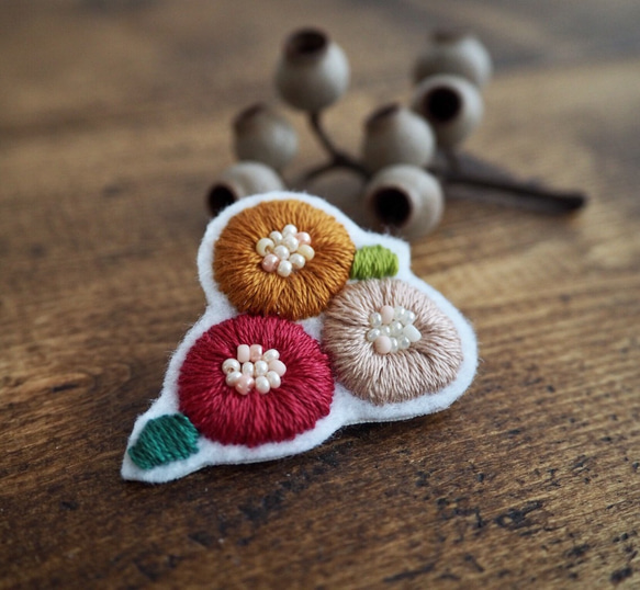 北欧 花 刺繍 ブローチ ボルドー 2枚目の画像