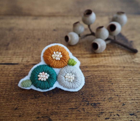 北欧 花 刺繍 ブローチ 秋色 1枚目の画像