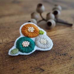 北欧 花 刺繍 ブローチ 秋色 2枚目の画像