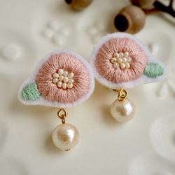 北欧 刺繍 花 イヤリング ピアス 桜色 2枚目の画像