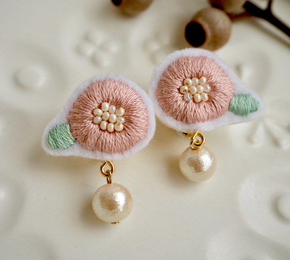 北欧 刺繍 花 イヤリング ピアス 桜色 2枚目の画像