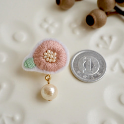 北欧 刺繍 花 イヤリング ピアス 桜色 4枚目の画像