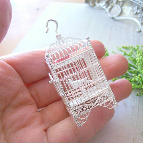 小鳥の彫刻が中に入った美しい鳥かご。眺めて楽しむ置物 (oki-cage1